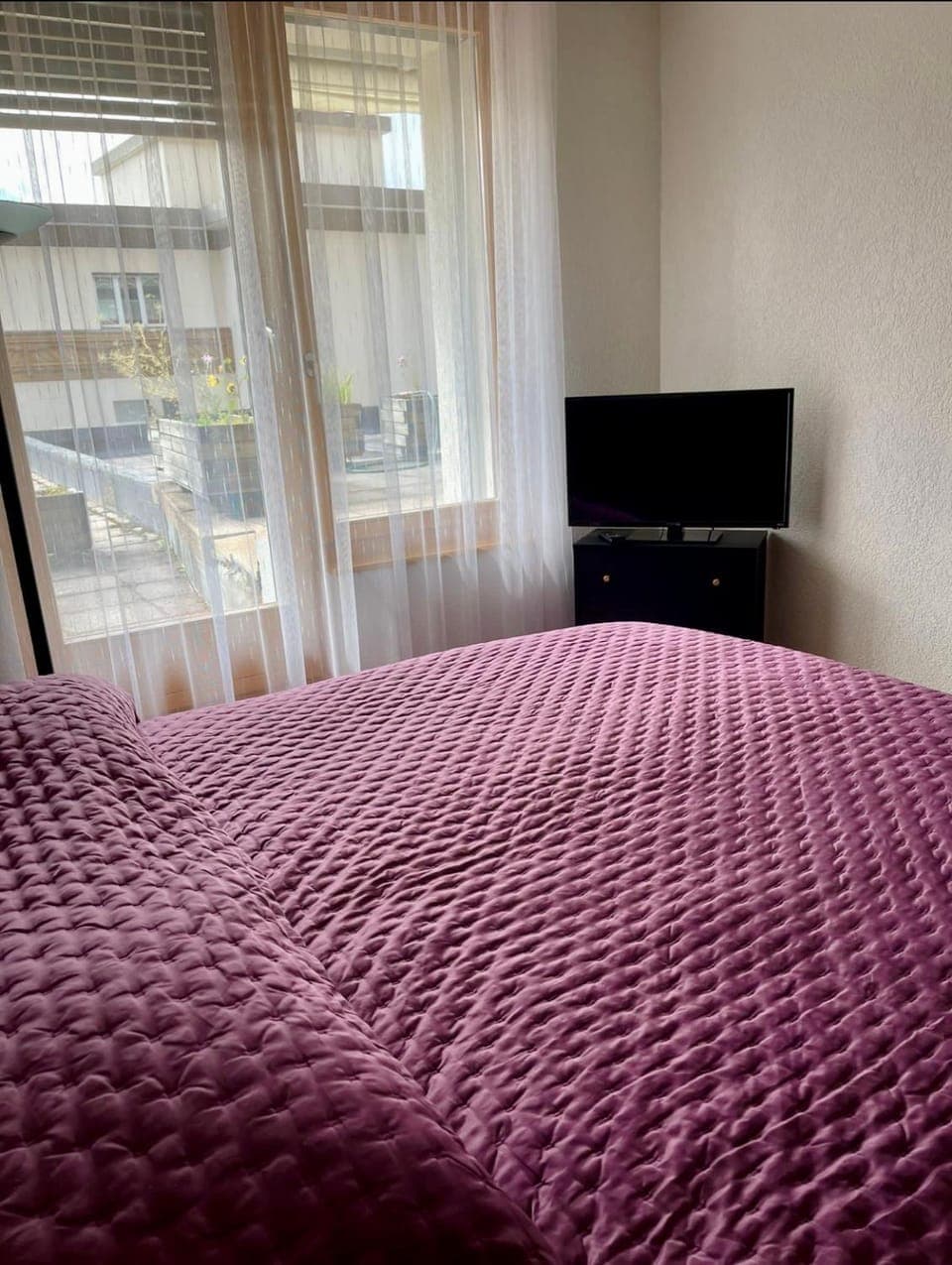 Bed, TV and multimedia, Photo of the whole room, Bedroom