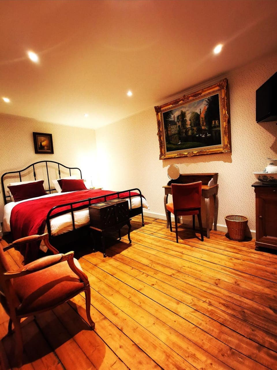 Bed, Photo of the whole room, Decorative detail, Bedroom