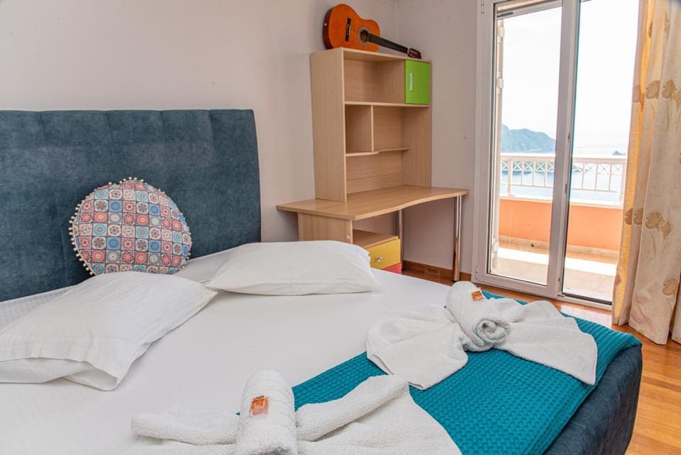 Bedroom, air conditioner