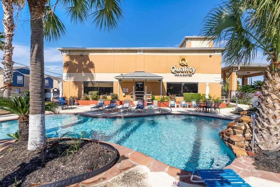 Property building, Day, Natural landscape, Garden, Pool view, Swimming pool, sunbed