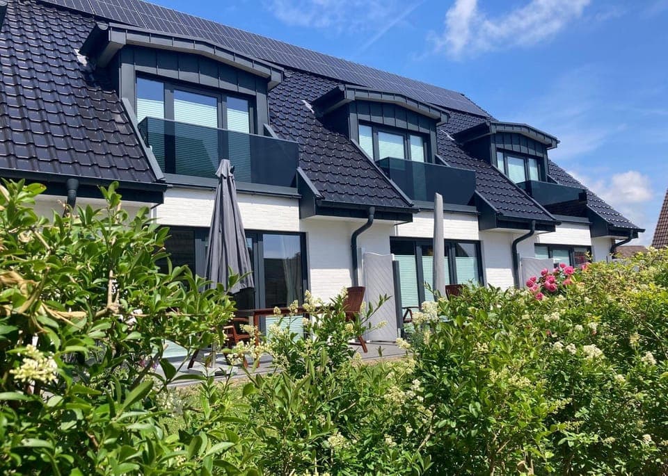 Property building, Facade/entrance, View (from property/room), Balcony/Terrace, Balcony/Terrace