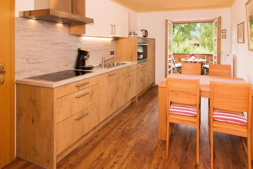 Coffee/tea facilities, Kitchen or kitchenette, Dining area