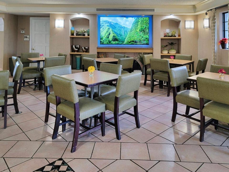 Restaurant/places to eat, Communal lounge/ TV room, TV and multimedia, Living room, Seating area, Evening entertainment