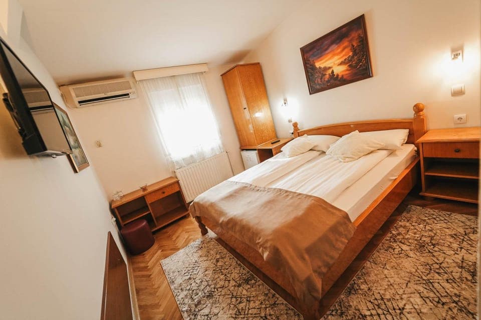 Bed, Bedroom, wardrobe, air conditioner