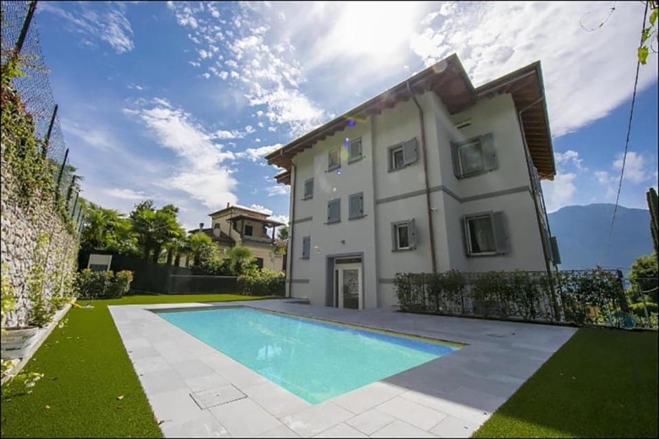 Property building, Garden, Swimming pool, Swimming pool