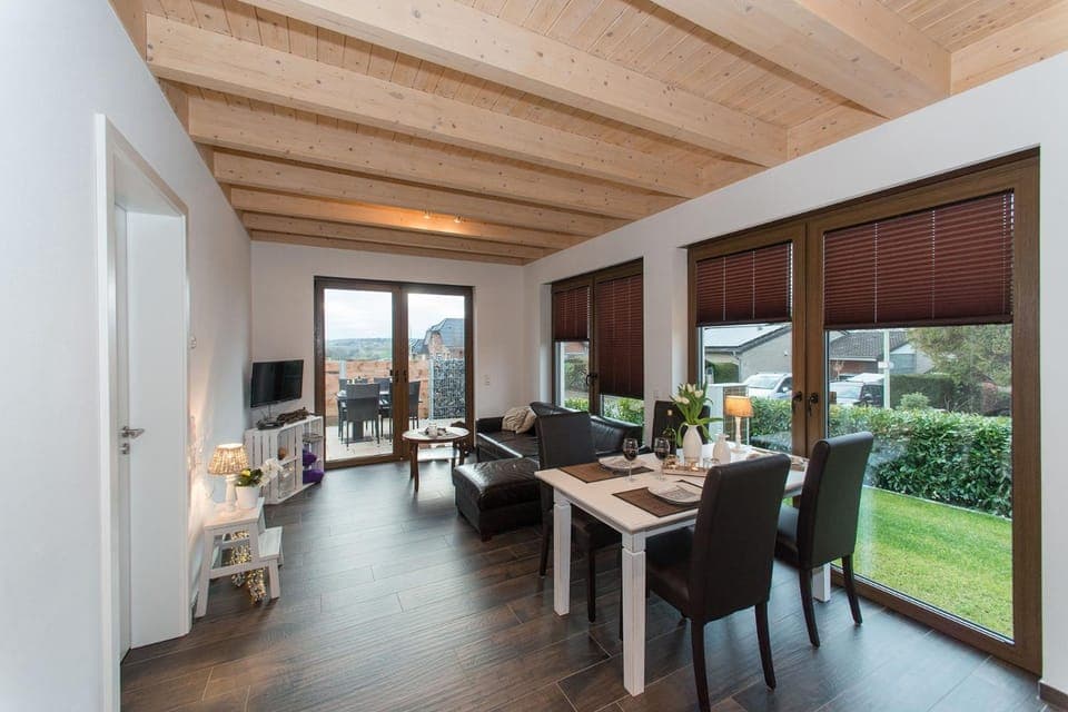 TV and multimedia, Living room, Seating area, Dining area