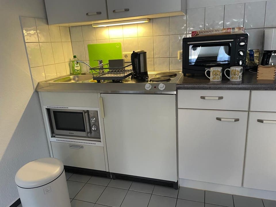 Coffee/tea facilities, Kitchen or kitchenette, oven, stove