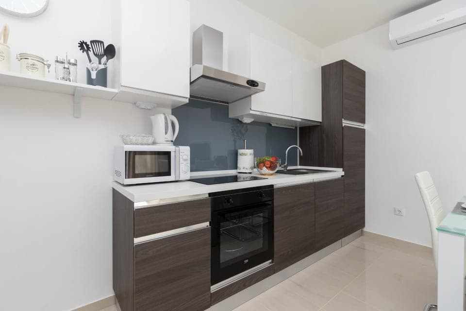 Coffee/tea facilities, Kitchen or kitchenette, Living room, Dining area