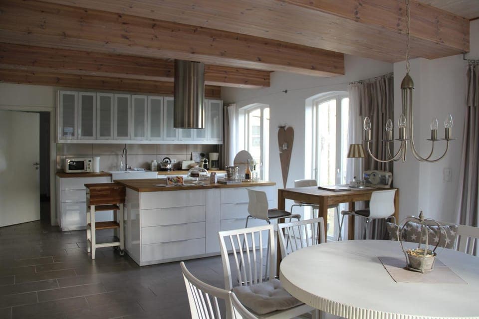 Kitchen or kitchenette, Dining area