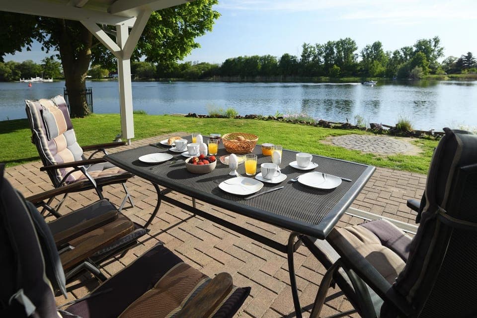 Garden, Coffee/tea facilities, View (from property/room), Food and drinks, Food, Garden view, River view, Drinks