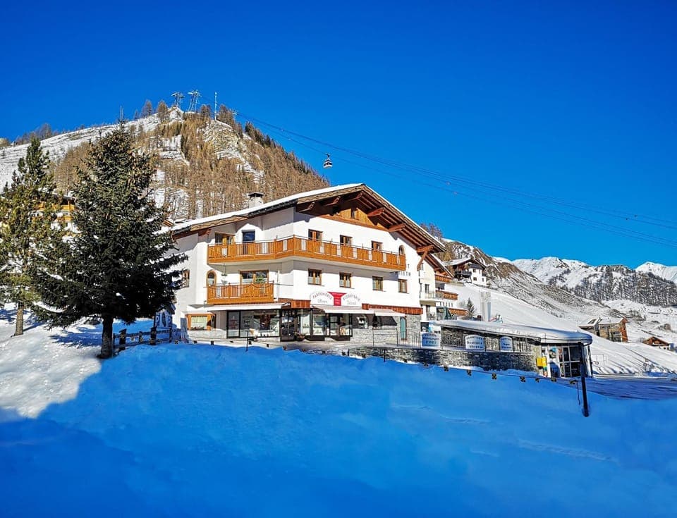 Property building, Nearby landmark, Day, Property logo or sign, Natural landscape, Winter, View (from property/room), Mountain view, Parking