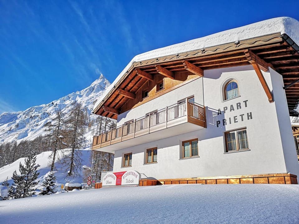 Property building, Nearby landmark, Day, Property logo or sign, Natural landscape, Winter, View (from property/room), Mountain view, Parking