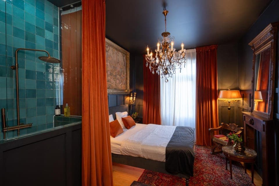 Shower, Bed, Bathroom, Photo of the whole room, Bedroom, towels