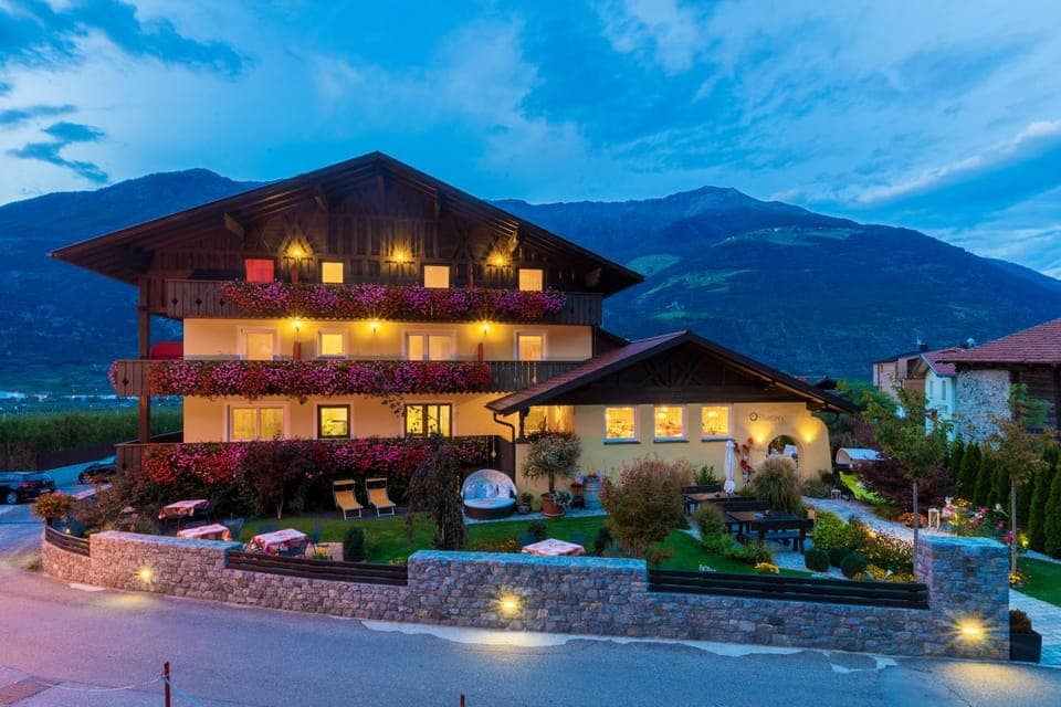 Facade/entrance, Bird's eye view