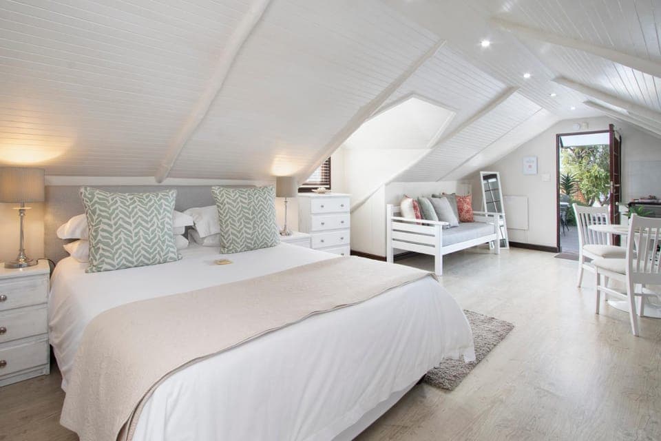 Shower, Toilet, Patio, Staff, Communal lounge/ TV room, Facade/entrance, Bed, BBQ facilities, Golfcourse, Squash, Bathroom, TV and multimedia, Coffee/tea facilities, Balcony/Terrace, Kitchen or kitchenette, Lobby or reception, Decorative detail, Decorative detail, Seating area, Tennis court, Logo/Certificate/Sign, Bedroom, Mountain view, Pool view, Swimming pool, Breakfast, Continental breakfast, English/Irish breakfast, Bath, Parking, concierge, flat iron, hair dryier, heating, microwave, safe, sunbed, toaster, towels, wardrobe, air conditioner