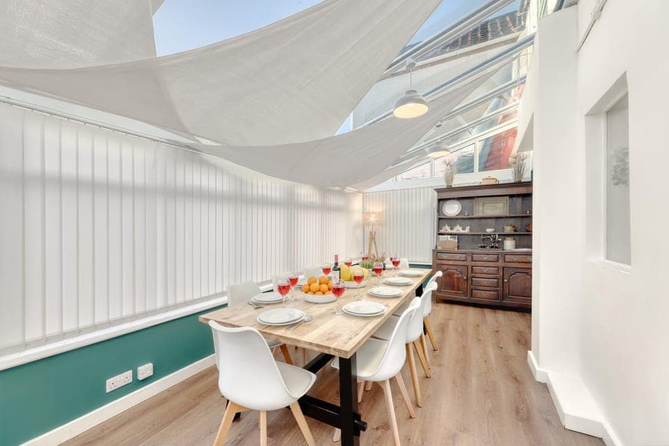 Seating area, Dining area