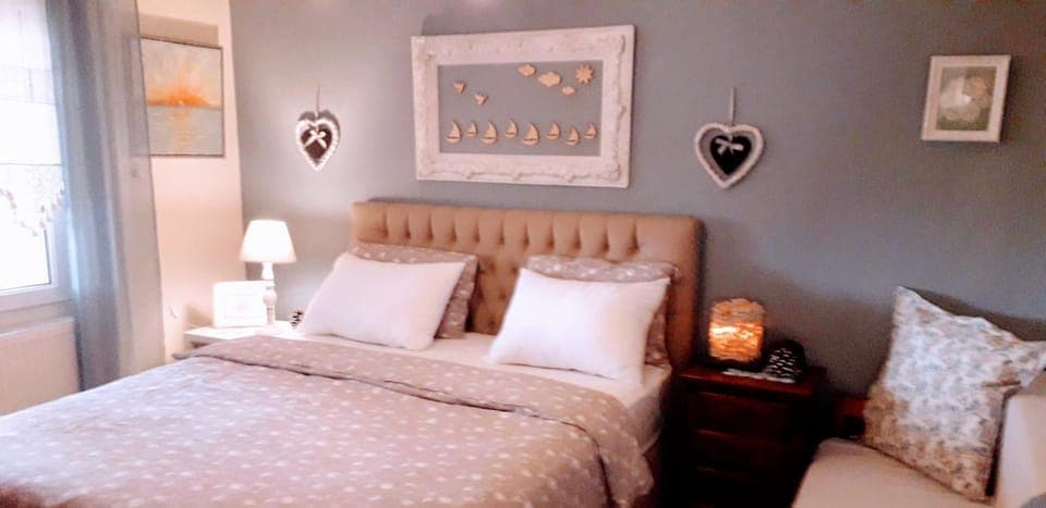 Bed, Photo of the whole room