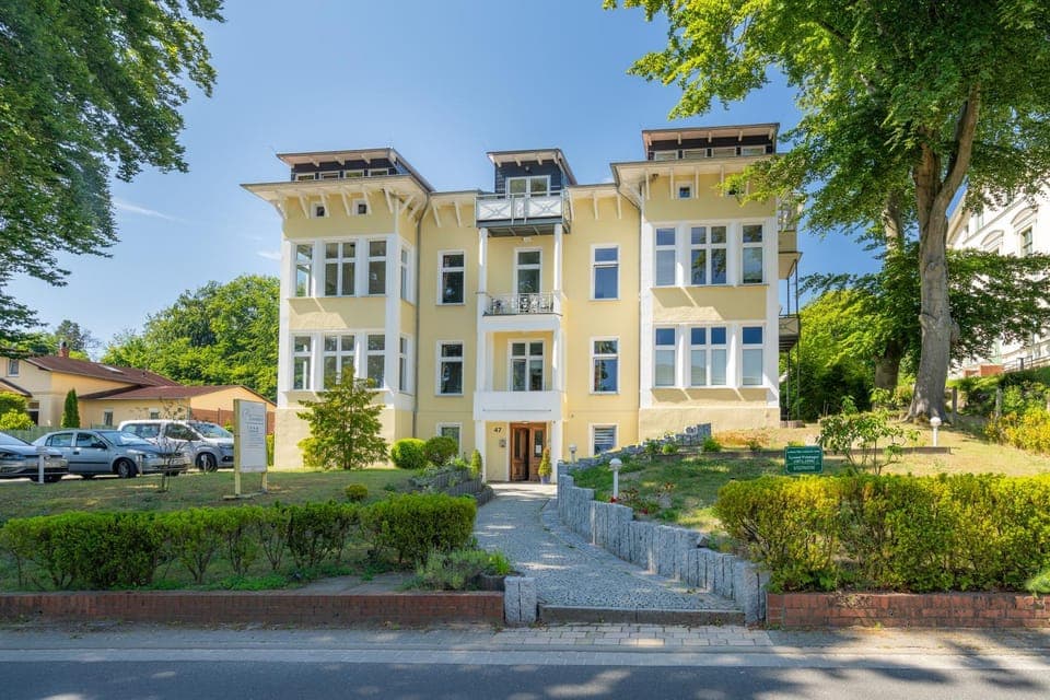 Property building, Spring, Day, Garden, Garden view, Street view, Location, Parking