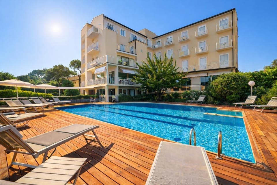 View (from property/room), Garden view, Swimming pool, sunbed