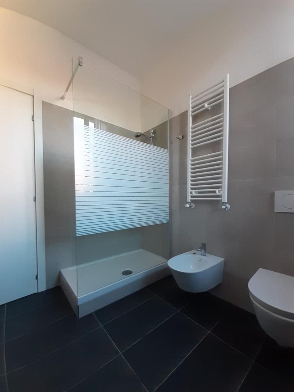 Shower, Toilet, Property building, Restaurant/places to eat, Bathroom, bidet, towels