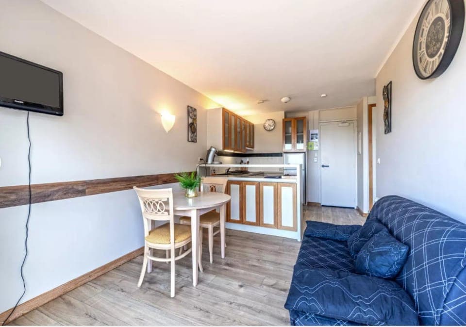 TV and multimedia, Living room, Dining area, oven