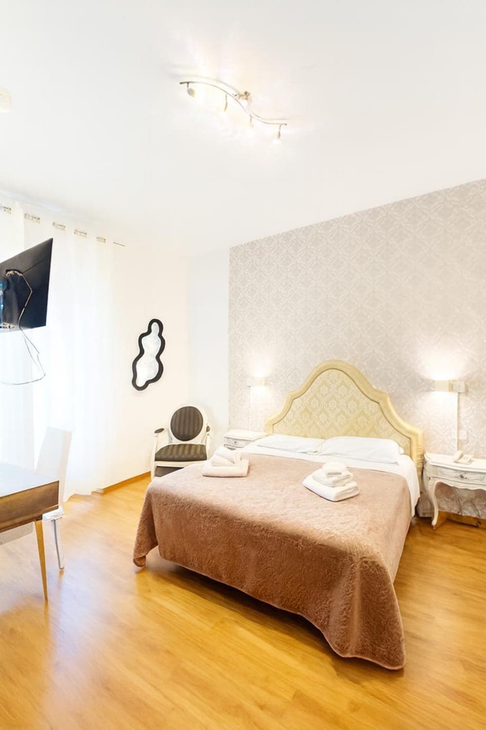 Bed, TV and multimedia, Photo of the whole room, Bedroom, towels