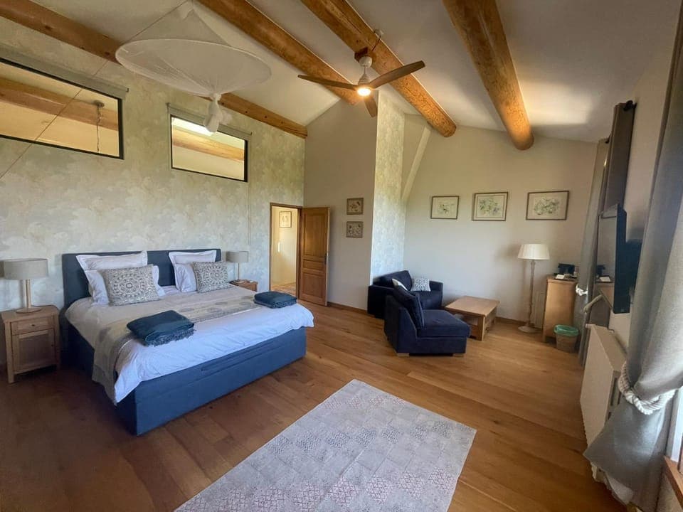 Photo of the whole room, Seating area, Bedroom