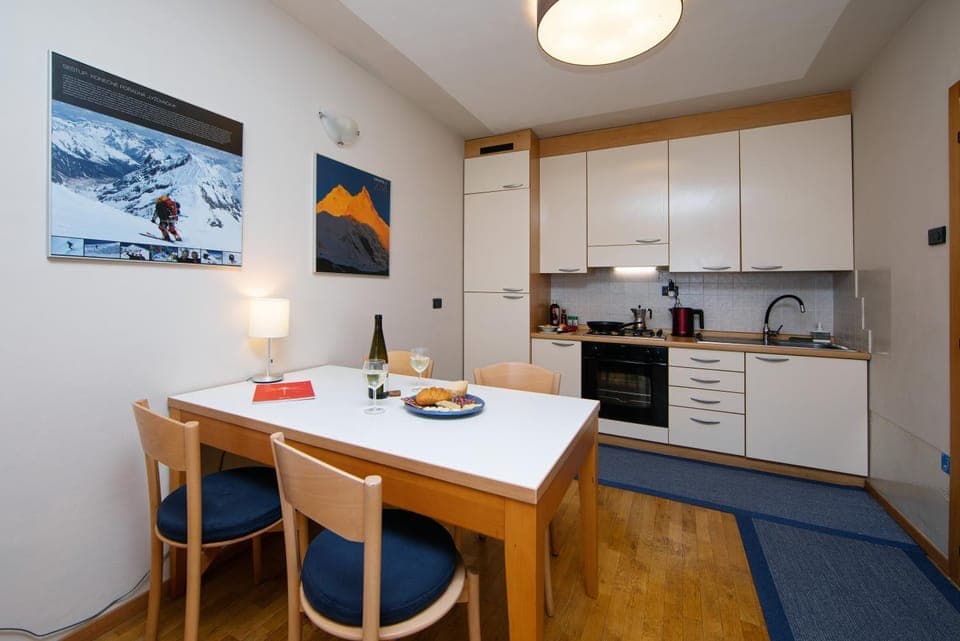 Kitchen or kitchenette, Food and drinks, Dining area, Food, oven, stove