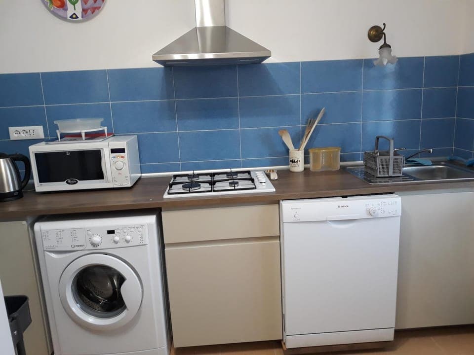 dishwasher, stove, washing machine