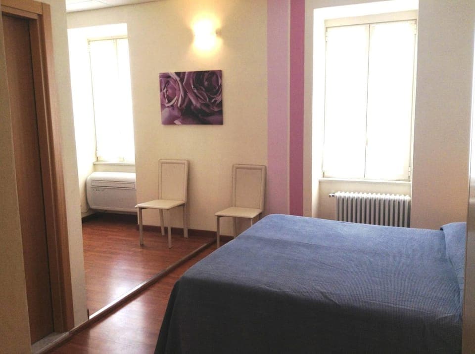 Photo of the whole room, Decorative detail