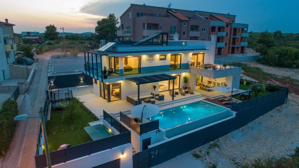 Property building, Neighbourhood, Pool view