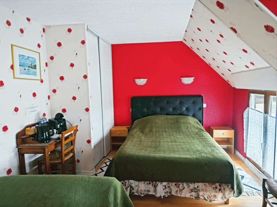 Bed, Coffee/tea facilities, Food and drinks, Food and drinks, Photo of the whole room, Bedroom, Drinks, Drinks, internet, internet