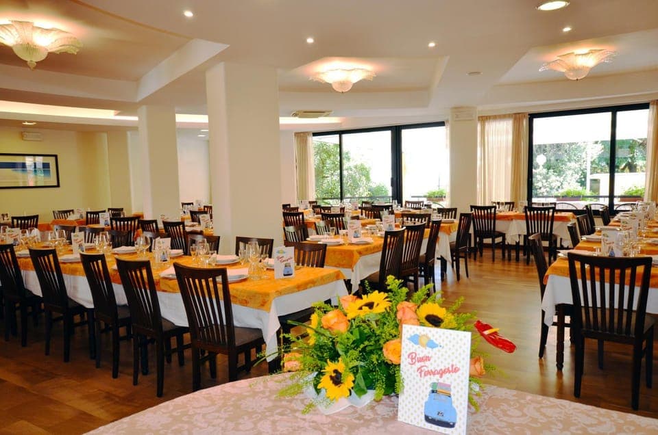 Restaurant/places to eat, Dining area, Food, Lunch