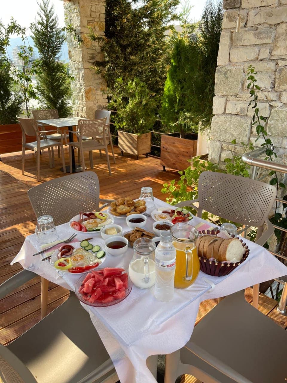 Patio, Day, Food and drinks, Dining area, Food, Breakfast, Continental breakfast, Drinks