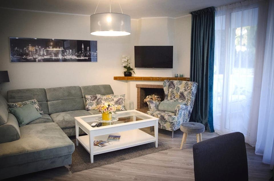 Communal lounge/ TV room, Living room, Seating area