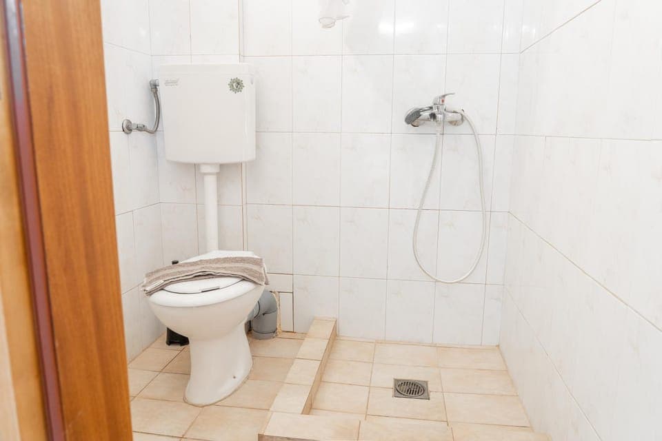Shower, Toilet
