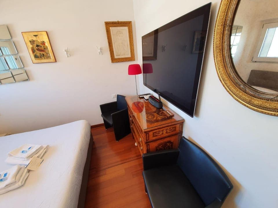 Bed, TV and multimedia, Bedroom