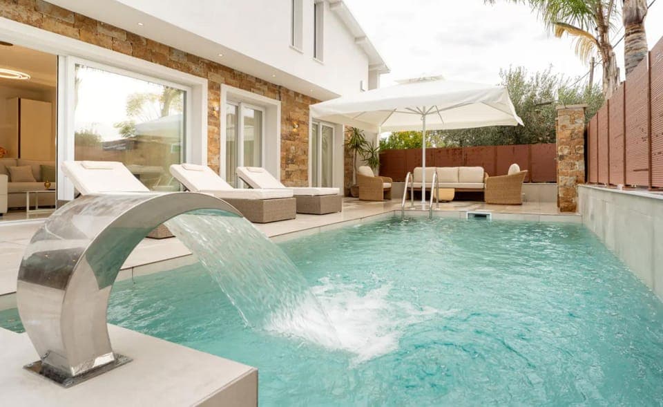 Day, Natural landscape, Garden, Hot Tub, Pool view, Swimming pool, sunbed