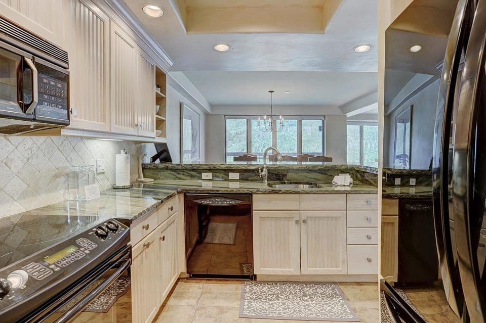 Amazing 2 Br Unit In Beaver Creek- Out Of A Western Movie Condo Apartment in Beaver Creek