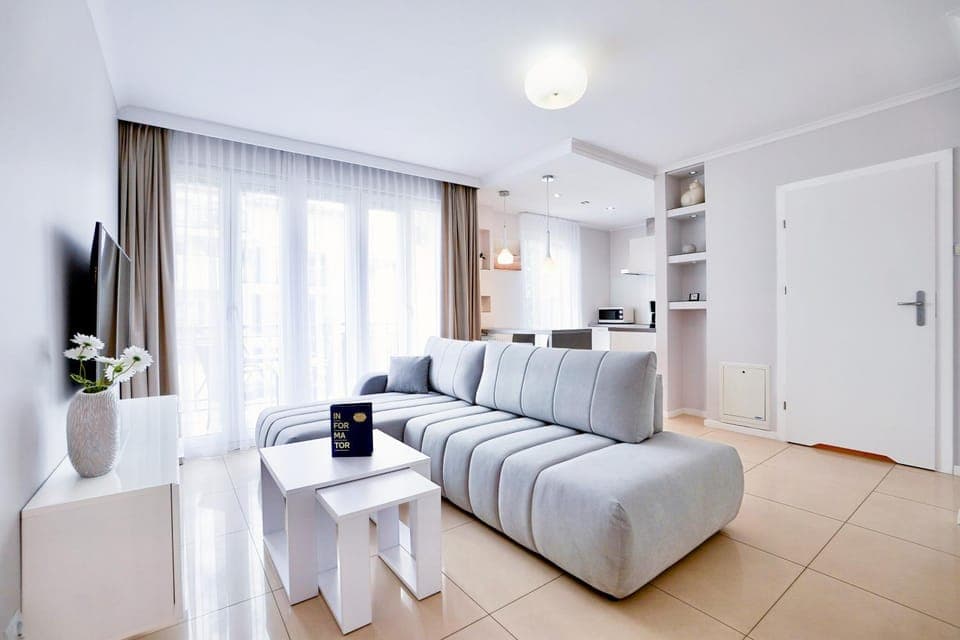 Bed, TV and multimedia, Kitchen or kitchenette, Living room, Photo of the whole room, Seating area