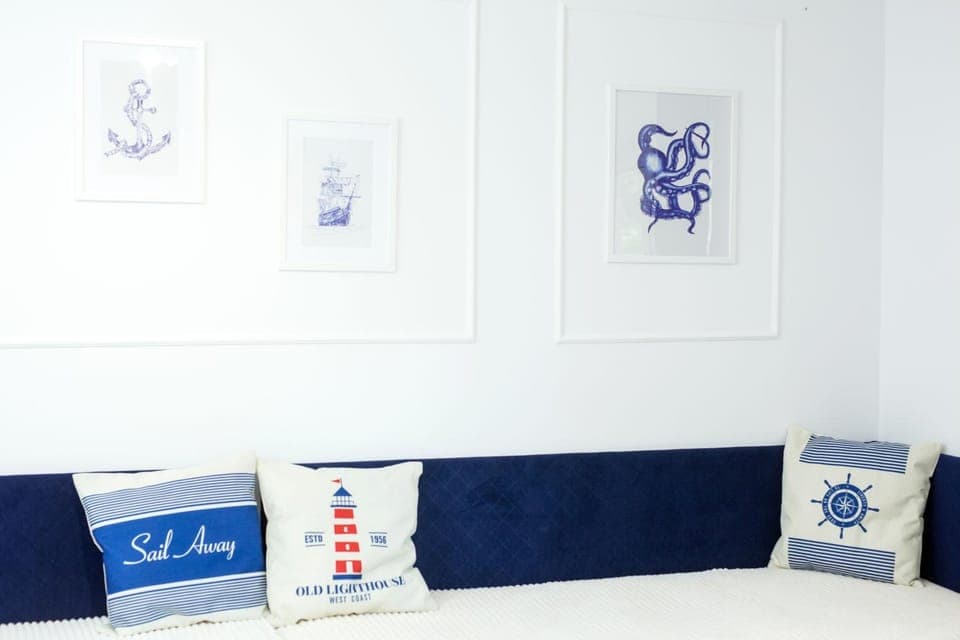 Bed, Photo of the whole room, Decorative detail, Seating area, Bedroom