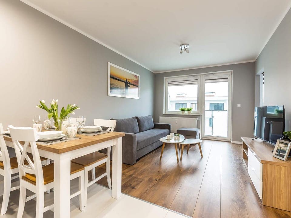 TV and multimedia, Living room, Seating area, Dining area