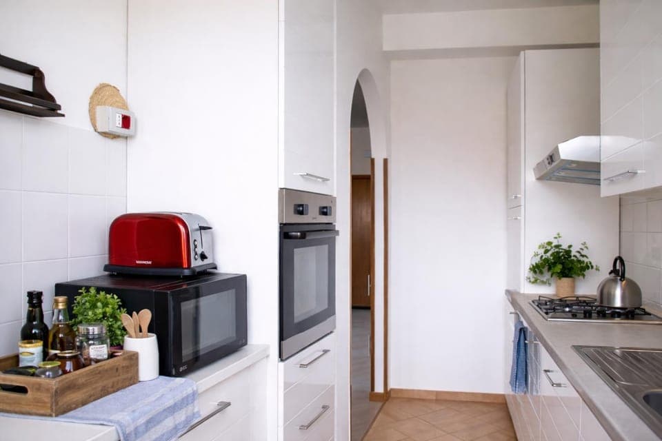 Coffee/tea facilities, Kitchen or kitchenette, dishwasher, oven, stove, toaster