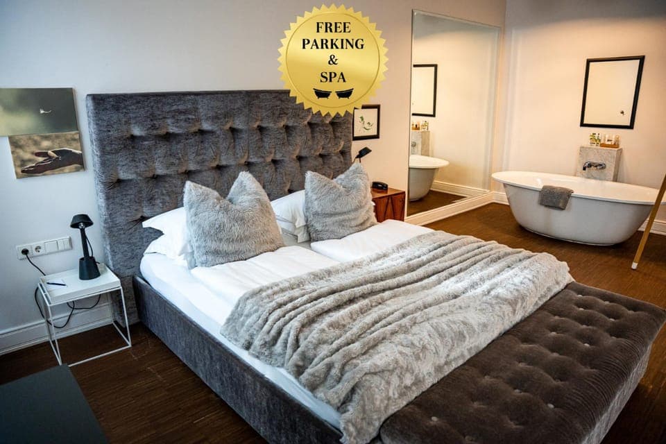 Photo of the whole room, Bedroom, Bath, Parking