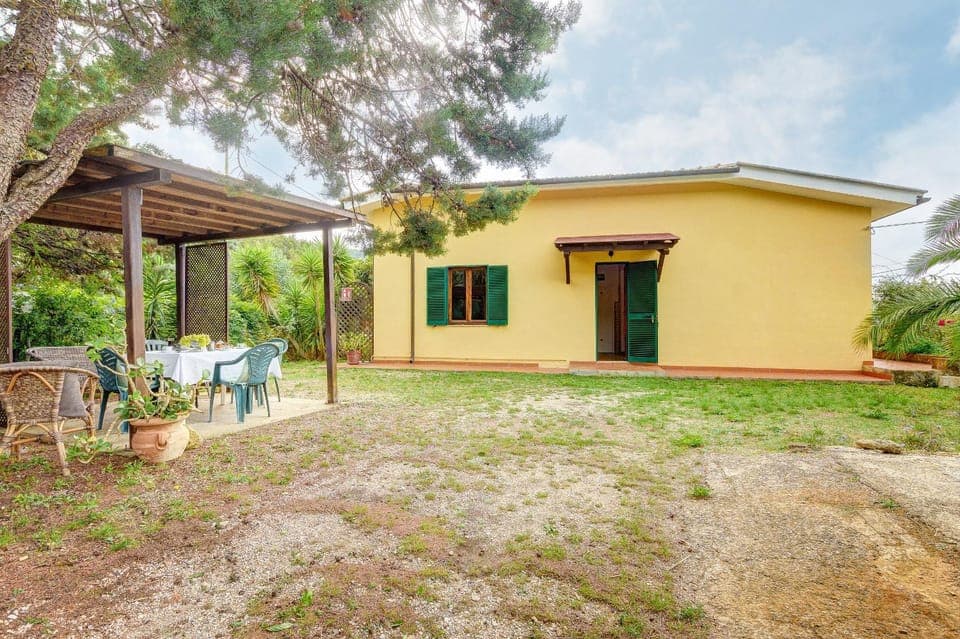 Property building, Patio, Facade/entrance, Garden