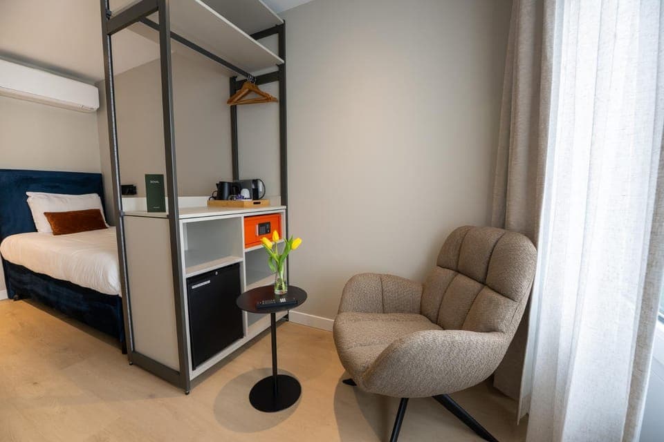 Seating area, locker, minibar