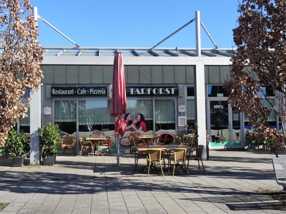 Restaurant/places to eat, Facade/entrance