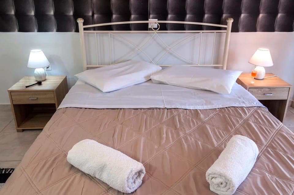 Bed, Photo of the whole room, Bedroom, towels