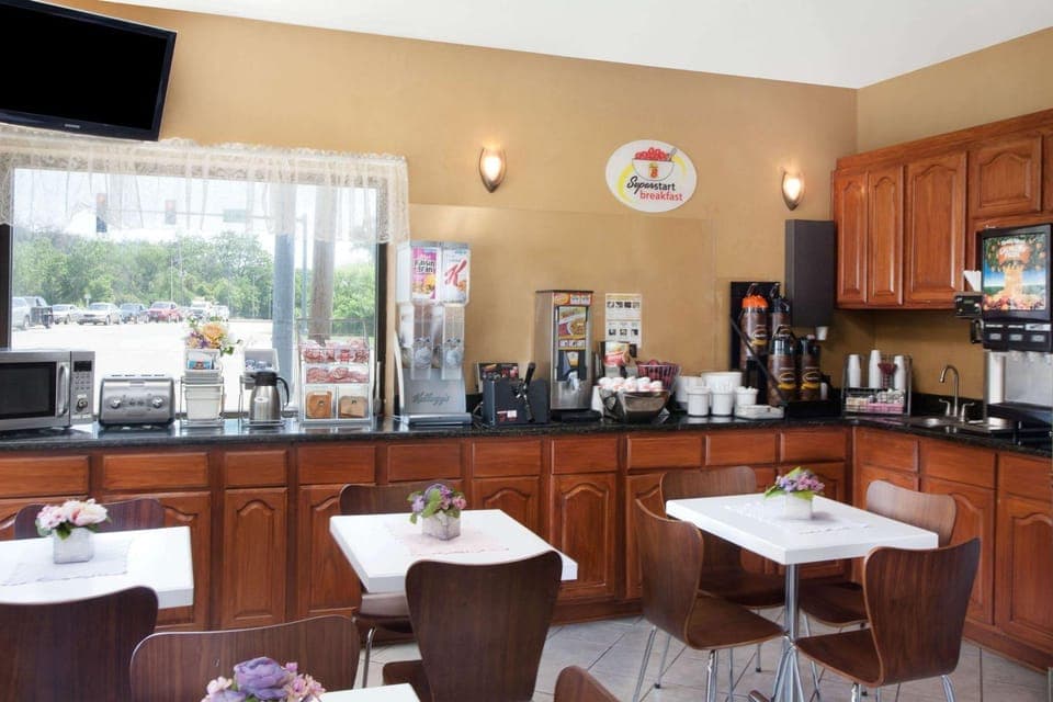 Restaurant/places to eat, Dining area, On site, Breakfast