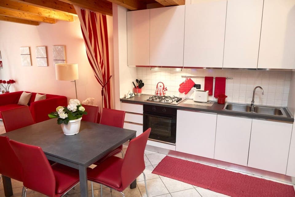 Kitchen or kitchenette, Dining area, stove